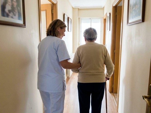 La alternativa a la residencia: cuidado de mayores en Ferrol