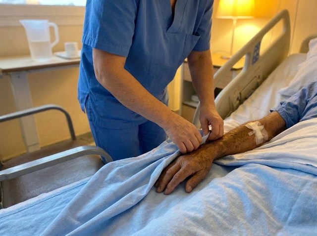 Que tu familiar nunca esté solo: acompañamiento hospitalario 24 horas en Coruña - Imagen 1